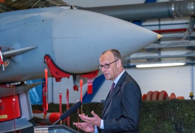 06 June 2026, Mecklenburg-Western Pomerania, Laage: German Chancellor Friedrich Merz speaks to soldiers during the German Armed Forces Day at the Laage airbase of Tactical Air Wing 73 "Steinhoff". Photo: Stefan Sauer/dpa