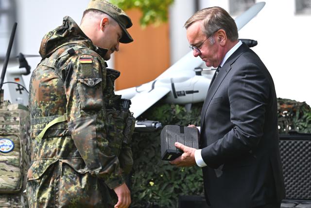 06 June 2026, Bavaria, Neubiberg: Boris Pistorius, German Minister of Defense, looks at a FALKE reconnaissance drone  on the grounds of the German Armed Forces (Bundeswehr) University during the Bundeswehr Day. Photo: Sven Hoppe/dpa