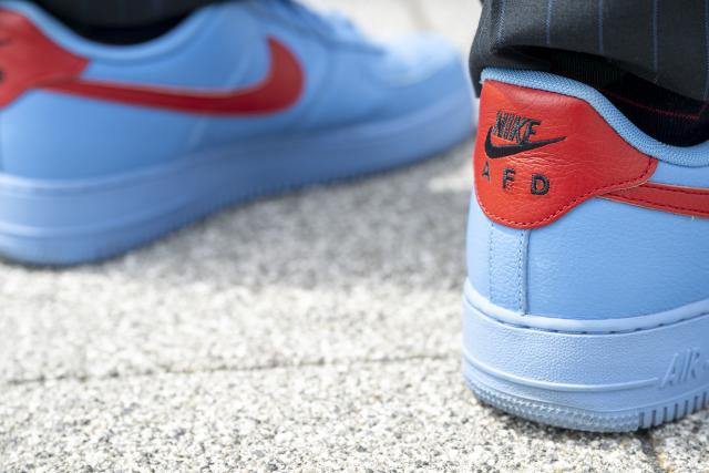 06 June 2026, Baden-Wuerttemberg, Heidenheim: A delegate wears blue-and-red shoes featuring the Alternative for Germany (AfD) logo and the Nike logo at the AfD state party convention at the Congress Centrum. Photo: Stefan Puchner/dpa