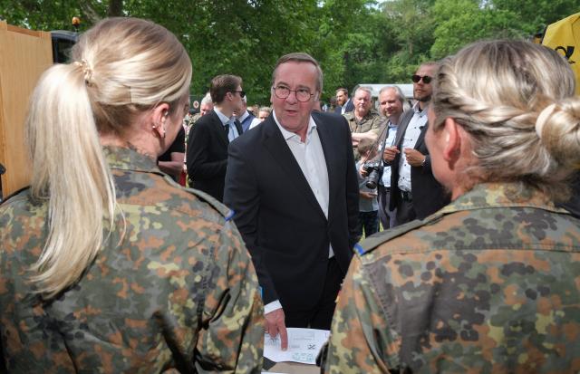 06 June 2026, Saxony-Anhalt, Weissenfels: Boris Pistorius, Germany's Defence Minister, speaks with female soldiers at Bundeswehr Day. At this annual event, the military opens its doors to the public at various locations. Photo: Sebastian Willnow/dpa