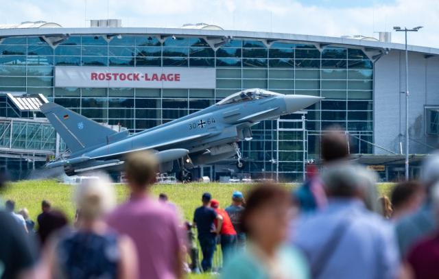06 June 2026, Mecklenburg-Western Pomerania, Laage: A German Air Force Eurofighter lands at Laage Air Base, home to Tactical Air Force Wing 73 "Steinhoff," during Bundeswehr Day. Photo: Stefan Sauer/dpa