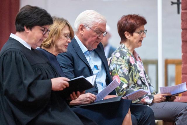 07 June 2026, Brandenburg, Brandenburg an der Havel: Elke Buedenbender (2-L), wife of German President Frank-Walter Steinmeier (2-R), takes part in an event in Brandenburg Cathedral to speak on the topics of democracy and social cohesion as part of the sermon series "Behold, I make all things new!". Photo: Christophe Gateau/dpa