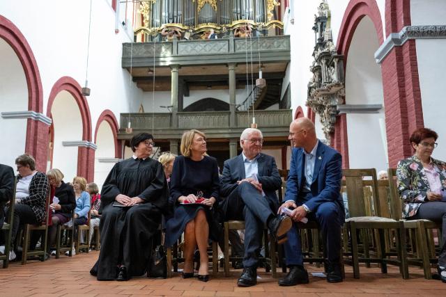 07 June 2026, Brandenburg, Brandenburg an der Havel: Elke Buedenbender (2-L), wife of German Federal President Frank-Walter Steinmeier (C), takes part in a panel discussion at Brandenburg Cathedral in Brandenburg an der Havel. Buedenbender spoke on democracy and social cohesion as part of the church's sermon series "Behold, I make all things new!". Photo: Christophe Gateau/dpa