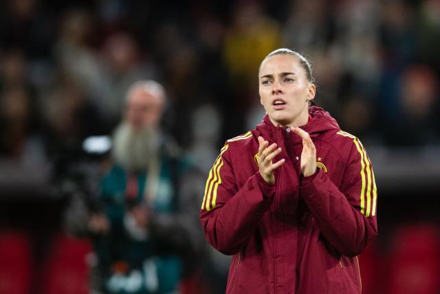 FILED - 24 October 2025, North Rhine-Westphalia, Duesseldorf: FILE PHOTO - Germany's Laura Freigang thanks the fans after the UEFA Women's Nations League soccer match between Germany and France at Merkur Spiel-Arena. Photo: Marius Becker/dpa