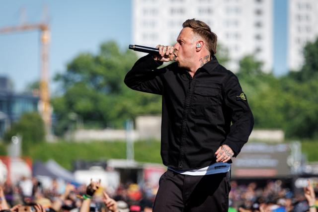 07 June 2026, Rhineland-Palatinate, Nuremberg: Sam Carter, singer of the British metalcore band Architects, performs on stage at during the Rock am Ring Open-Air Festival. Photo: Daniel Karmann/dpa