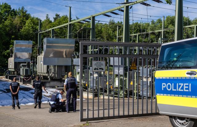 08 June 2026, Baden-Württemberg, Reutlingen: A police vehicle is parked on the site of a power substation in Reutlingen, following a suspected overnight arson attack. The late-night fire at the facility caused a widespread power outage that left around 20,000 households and local hospitals temporarily without electricity, triggering a large-scale investigation by state criminal authorities. Photo: Christoph Schmidt/dpa