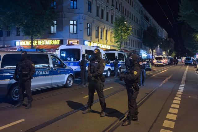 07 June 2026, Saxony, Leipzig: Police officers cordon off Eisenbahnstrasse during a security operation in Leipzig. Photo: -/News5/dpa