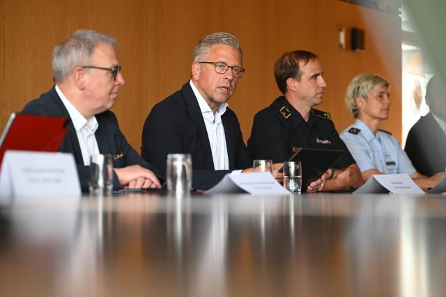 08 June 2026, Baden-Württemberg, Reutlingen: Roland Wintzen (2-L), Mayor of Finance and Economics, speaks alongside Reutlingen Lord Mayor Thomas Keck (L) and Deputy Fire Brigade Commander Matthias Hertler (3-L) during a press conference at Reutlingen Town Hall. Officials addressed a widespread overnight power outage that paralyzed parts of the city after a suspected arson attack at a local substation. Photo: Marijan Murat/dpa