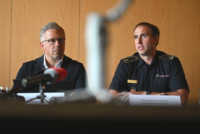 08 June 2026, Baden-Württemberg, Reutlingen: Roland Wintzen, Mayor of Finance and Economics, and Deputy Fire Brigade Commander Matthias Hertler take part in a press conference at Reutlingen Town Hall. Officials addressed a widespread overnight power outage that paralyzed parts of the city after a suspected arson attack at a local substation. Photo: Marijan Murat/dpa