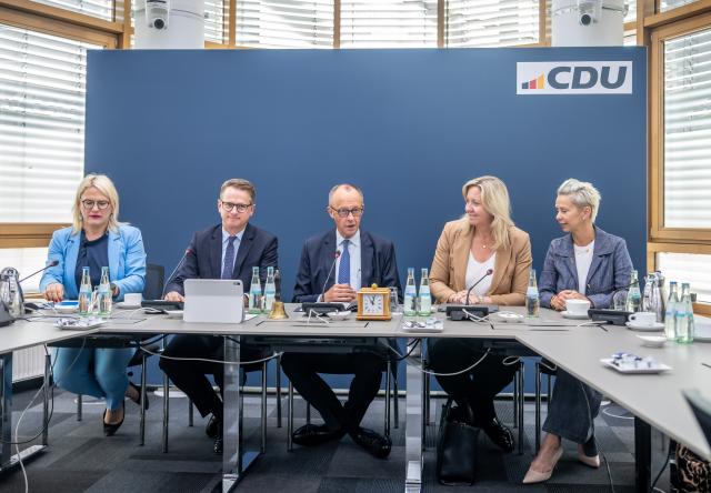 08 June 2026, Berlin: German Chancellor Friedrich Merz (C) waits alongside (L-R) Deputy Secretary General Christina Stumpp, Secretary General Carsten Linnemann, and Deputy Federal Chairwomen Ines Claus and Silvia Breher ahead of the Christian Democratic Union (CDU) Federal Executive Committee meeting at the Konrad-Adenauer-Haus headquarters in Berlin. Photo: Michael Kappeler/dpa