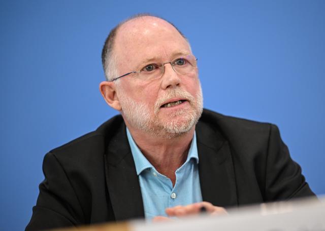 08 June 2026, Berlin: Tobias Debiel, of the Institute for Development and Peace (INEF) speaks during the presentation of the Peace Report 2026. The annual publication is compiled jointly by Germany's leading peace and conflict research institutes, including BICC, IFSH, INEF, and PRIF. Photo: Britta Pedersen/dpa