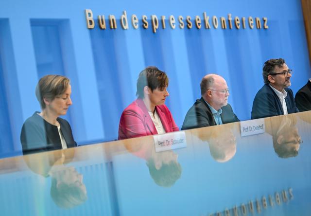 08 June 2026, Berlin: Conrad Schetter (R-L) of BICC, Tobias Debiel of INEF, Nicole Deitelhoff of PRIF, and Ursula Schroeder of IFSH speak during the presentation of the Peace Report 2026. The annual publication is compiled jointly by Germany's leading peace and conflict research institutes, including BICC, IFSH, INEF, and PRIF. Photo: Britta Pedersen/dpa