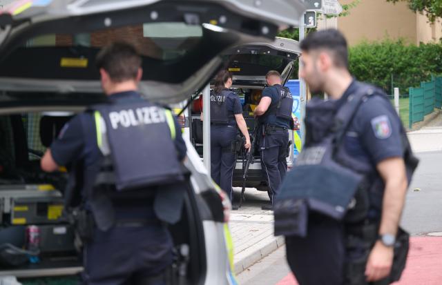 08 June 2026, North Rhine-Westphalia, Bochum: Armed police officers stand guard outside a school in Bochum, Germany, following a security threat. Authorities deployed heavily armed tactical units to secure the building and evacuate students as a precautionary measure while an investigation into the incident is conducted. Photo: Bernd Thissen/dpa