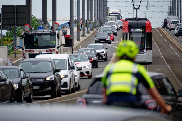 08 June 2026, North Rhine-Westphalia, Bonn: Vehicles sit gridlocked in a heavy traffic jam on the Kennedy Bridge in the city center of Bonn, Germany. Commuters face severe delays across the downtown area after the local transport authority closed the city's North Bridge, forcing cross-river traffic to divert onto alternate routes. Photo: Henning Kaiser/dpa
