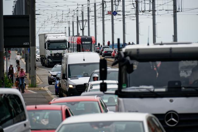 08 June 2026, North Rhine-Westphalia, Bonn: Vehicles sit gridlocked in a heavy traffic jam on the Kennedy Bridge in the city center of Bonn, Germany. Commuters face severe delays across the downtown area after the local transport authority closed the city's North Bridge, forcing cross-river traffic to divert onto alternate routes. Photo: Henning Kaiser/dpa