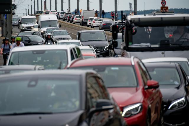 08 June 2026, North Rhine-Westphalia, Bonn: Vehicles sit gridlocked in a heavy traffic jam on the Kennedy Bridge in the city center of Bonn, Germany. Commuters face severe delays across the downtown area after the local transport authority closed the city's North Bridge, forcing cross-river traffic to divert onto alternate routes. Photo: Henning Kaiser/dpa