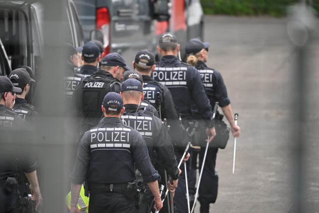 08 June 2026, Baden-Württemberg, Reutlingen: Police arrive at the site of an electrical substation following a suspected overnight arson attack. The facility fire caused a widespread blackout across parts of the city. Photo: Marijan Murat/dpa