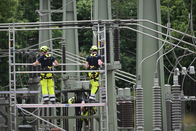 08 June 2026, Baden-Württemberg, Reutlingen: FairNetz utility employees work on the site of an electrical substation, following a suspected overnight arson attack. Technicians are conducting emergency repairs to fully restore grid infrastructure after the facility fire caused widespread power outages across parts of the city. Photo: Marijan Murat/dpa