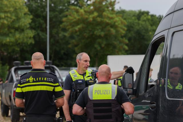 08 June 2026, North Rhine-Westphalia, Selfkant: Police officers conduct checks at a checkpoint in the border region near the Netherlands as part of the cross-border police operation "Euregioprotect-Crossover". Photo: Rolf Vennenbernd/dpa