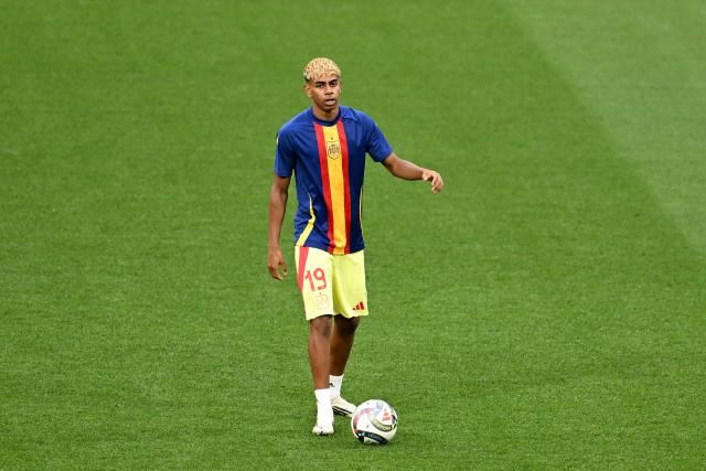 FILED - 08 June 2025, Bavaria, Munich: FILE PHOTO - Spain's Lamine Yamal warms up before the start of the UEFA Nations League final soccer match between Portugal and Spain at the Allianz Arena. Photo: Sven Hoppe/dpa