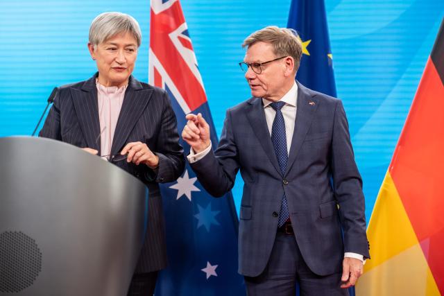 08 June 2026, Berlin: German Minister of Foreign Affairs Johann Wadephul (R) and Australian Foreign Minister Penny Wong arrive for a press conference at the Federal Foreign Office. Photo: Michael Kappeler/dpa