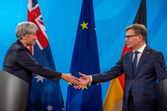 08 June 2026, Berlin: German Minister of Foreign Affairs Johann Wadephul (R) and Australian Foreign Minister Penny Wong arrive for a press conference at the Federal Foreign Office. Photo: Michael Kappeler/dpa