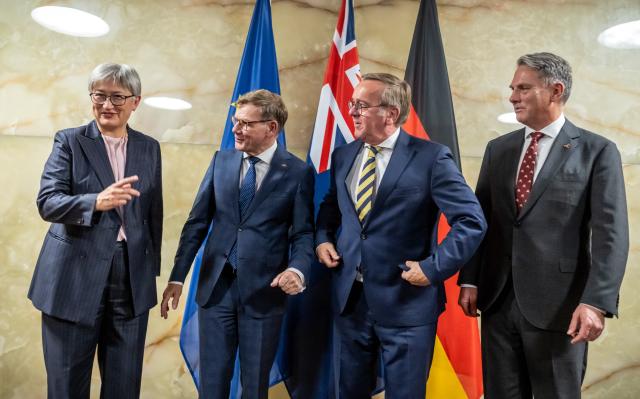 08 June 2026, Berlin: (L-R) Australian Foreign Minister Penny Wong, German Minister for Foreign Affairs Johann Wadephul, German Minister of Defense Boris Pistorius and Australian Minister of Defense Richard Marles arrive for a press conference following their joint meeting at the Federal Foreign Office. Photo: Michael Kappeler/dpa
