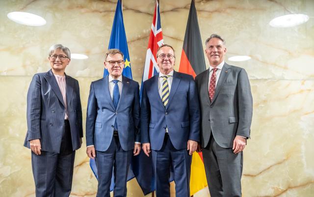08 June 2026, Berlin: (L-R) Australian Foreign Minister Penny Wong, German Minister for Foreign Affairs Johann Wadephul, German Minister of Defense Boris Pistorius and Australian Minister of Defense Richard Marles arrive for a press conference following their joint meeting at the Federal Foreign Office. Photo: Michael Kappeler/dpa