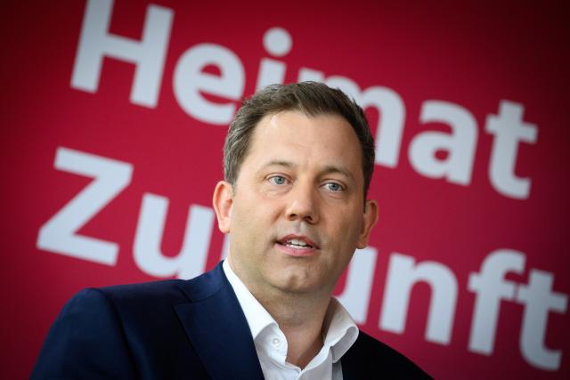 08 June 2026, Berlin: German Minister of Finance Lars Klingbeil speaks at the County Assembly of the German County Association at "Cafe Moskau". Under the theme "Shaping our home. Securing the future," the County Assembly discusses key issues facing local governments. Photo: Bernd von Jutrczenka/dpa