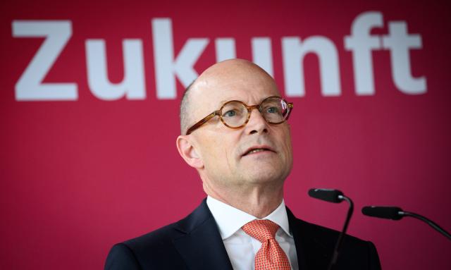 08 June 2026, Berlin: President of the German Savings Banks and Giro Association Ulrich Reuter speaks at the County Assembly of the German County Association at "Cafe Moskau". Under the theme "Shaping our home. Securing the future," the County Assembly discusses key issues facing local governments. Photo: Bernd von Jutrczenka/dpa