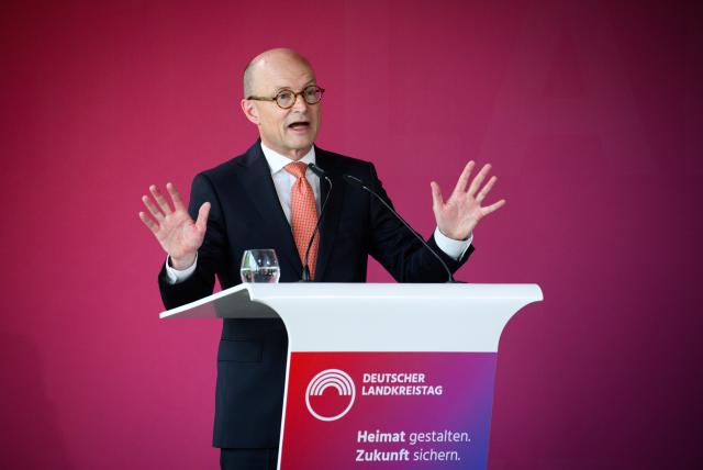 08 June 2026, Berlin: President of the German Savings Banks and Giro Association Ulrich Reuter speaks at the County Assembly of the German County Association at "Cafe Moskau". Under the theme "Shaping our home. Securing the future," the County Assembly discusses key issues facing local governments. Photo: Bernd von Jutrczenka/dpa