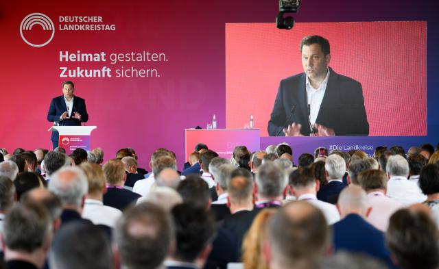 08 June 2026, Berlin: German Minister of Finance Lars Klingbeil speaks at the County Assembly of the German County Association at "Cafe Moskau". Under the theme "Shaping our home. Securing the future," the County Assembly discusses key issues facing local governments. Photo: Bernd von Jutrczenka/dpa