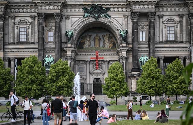 08 June 2026, Berlin: A cross made of life jackets, created as part of a joint initiative by Sea-Watch and Berlin Cathedral, is intended to commemorate refugees who died while fleeing to Europe. Photo: A3922 Britta Pedersen/dpa