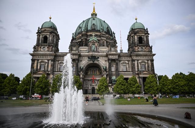 08 June 2026, Berlin: A cross made of life jackets, created as part of a joint initiative by Sea-Watch and Berlin Cathedral, is intended to commemorate refugees who died while fleeing to Europe. Photo: A3922 Britta Pedersen/dpa