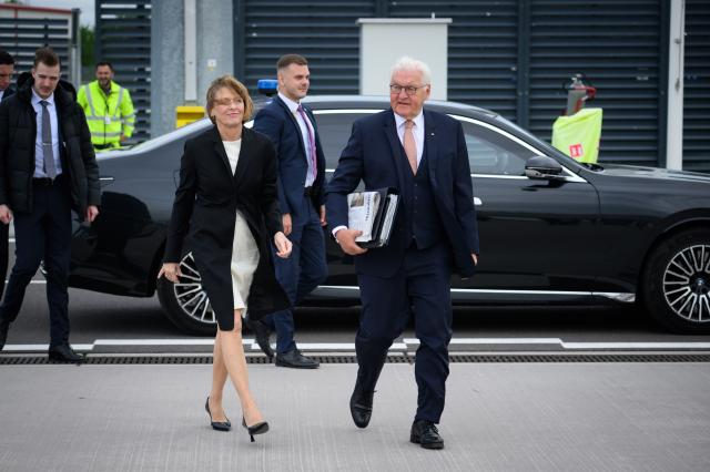 09 June 2026, Brandenburg, Schoenefeld: Frank-Walter Steinmeier, Germany's President, and his wife, Elke Buedenbender, board a Bundeswehr Special Air Mission aircraft at the military section of Berlin Brandenburg Airport for a flight to Amsterdam. The Federal President and his wife are traveling to the Kingdom of the Netherlands for a three-day state visit. Photo: Bernd von Jutrczenka/dpa