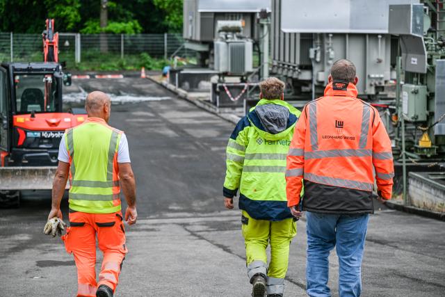 09 June 2026, Baden-Wuerttemberg, Reutlingen: Repair work is underway following the widespread power outage in Reutlingen. Photo: Jason Tschepljakow/dpa