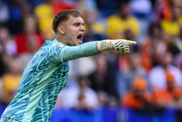 FILED - 02 July 2024, Bavaria, Munich: The Netherlands' goalkeeper Bart Verbruggen gestures during the UEFA Euro 2024 round of 16 soccer match between Romania and The Netherlands at the Allianz Arena. Photo: Tom Weller/dpa
