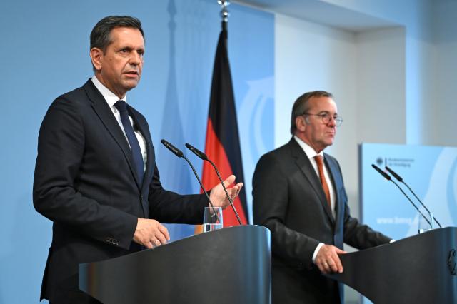 09 June 2026, Berlin: Olaf Lies (L), Minister-President of Lower Saxony, speaks during a press conference at Germany's Defence Ministry alongside Boris Pistorius, Minister of Defence. The Defence Minister is hosting the Lower Saxony cabinet, led by Minister-President Lies, for a joint cabinet meeting focused on total defence. Photo: Elisa Schu/dpa