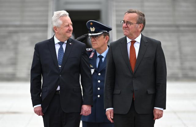 09 June 2026, Berlin: (L-R) Jan Jaros Zuna, Minister of Defence and Deputy Prime Minister of the Czech Republic, and Boris Pistorius, Germany's Minister of Defence, stand at Berlin's Bendlerblock. Following a welcome with military honours, talks will take place covering the security situation, NATO commitments, support for Ukraine, as well as bilateral cooperation and defence collaboration. Photo: Elisa Schu/dpa