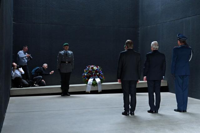 09 June 2026, Berlin: Boris Pistorius (L), Germany's Defence Minister, stands next to Jan Jaros Zuna, Minister of Defence and Deputy Prime Minister of the Czech Republic, during a wreath-laying ceremony at the Bundeswehr Memorial. The subsequent topics of discussion include the security situation, Germany's involvement in NATO, support for Ukraine, as well as bilateral cooperation and defence collaboration. Photo: Elisa Schu/dpa