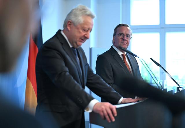 09 June 2026, Berlin: Jan Jaros Zuna (L), Minister of Defence and Deputy Prime Minister of the Czech Republic, speaks during a press conference with Boris Pistorius, Germany's Minister of Defence. Photo: Elisa Schu/dpa