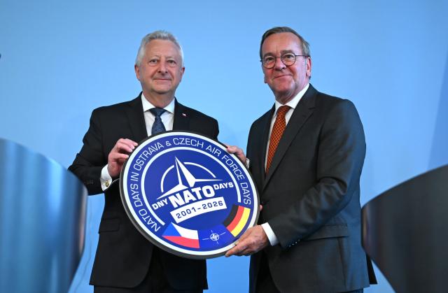 09 June 2026, Berlin: (L-R) Jan Jaros Zuna, Minister of Defence and Deputy Prime Minister of the Czech Republic, stands next to his counterpart Boris Pistorius, Germany's Minister of Defence, holding a plaque bearing the NATO logo during a press conference. Photo: Elisa Schu/dpa