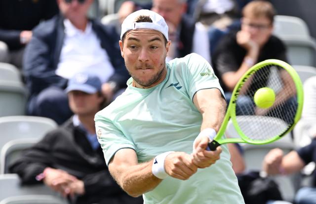 08 June 2026, Baden-Wuerttemberg, Stuttgart: German tennis player Jan-Lennard Struff plays a backhand return against Canada's Alexis Galarneau during their men's singles round-of-32 tennis match at the Stuttgart Open tennis tournament. Photo: Marijan Murat/dpa