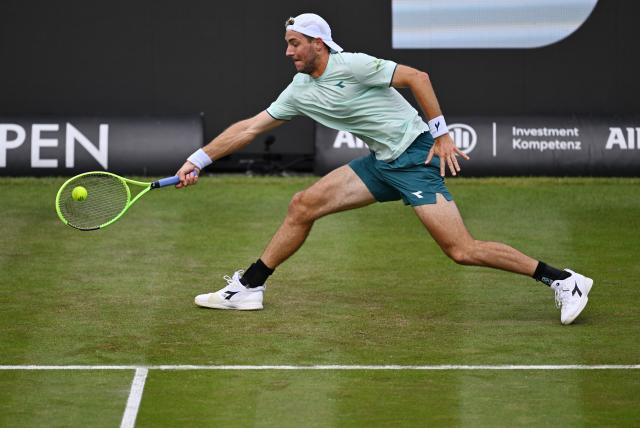 08 June 2026, Baden-Wuerttemberg, Stuttgart: German tennis player Jan-Lennard Struff plays a forehand return against Canada's Alexis Galarneau during their men's singles round-of-32 tennis match at the Stuttgart Open tennis tournament. Photo: Marijan Murat/dpa
