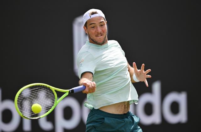 08 June 2026, Baden-Wuerttemberg, Stuttgart: German tennis player Jan-Lennard Struff plays a forehand return against Canada's Alexis Galarneau during their men's singles round-of-32 tennis match at the Stuttgart Open tennis tournament. Photo: Marijan Murat/dpa