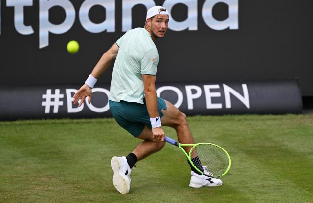 08 June 2026, Baden-Wuerttemberg, Stuttgart: German tennis player Jan-Lennard Struff plays a backhand return against Canada's Alexis Galarneau during their men's singles round-of-32 tennis match at the Stuttgart Open tennis tournament. Photo: Marijan Murat/dpa