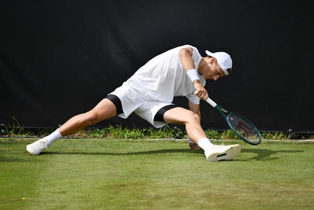 09 June 2026, Baden-Wuerttemberg, Stuttgart: German tennis player Tom Gentzsch in action against Australia's Rinky Hijikata during their men's singles round of 32 match at the Stuttgart Open tennis tournament. Photo: Marijan Murat/dpa