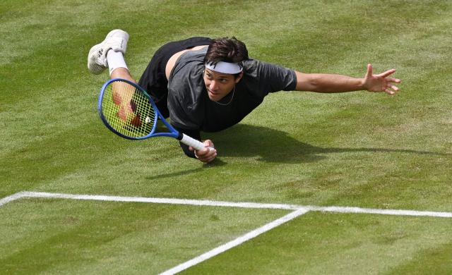 09 June 2026, Baden-Wuerttemberg, Stuttgart: Canadian tennis player Alexis Galarneau in action against Germany's Jan-Lennard Struff during their men's singles round of 32 match at the Stuttgart Open tennis tournament. Photo: Marijan Murat/dpa