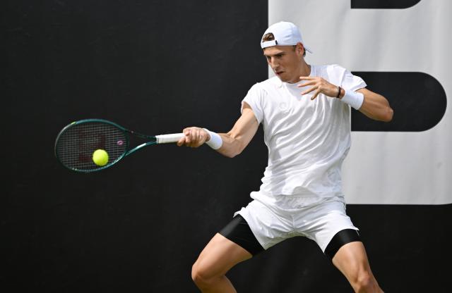 09 June 2026, Baden-Wuerttemberg, Stuttgart: German tennis player Tom Gentzsch in action against Australia's Rinky Hijikata during their men's singles round of 32 match at the Stuttgart Open tennis tournament. Photo: Marijan Murat/dpa