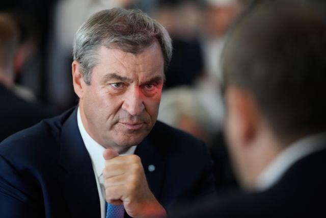 09 June 2026, Berlin: Markus Soeder (L), Minister President of Bavaria and Christian Social Union (CSU) Chairman, attends the Seeheimer Kreis asparagus tour of the Social Democrats in Berlin. Photo: Markus Schreiber/AP-Pool/dpa